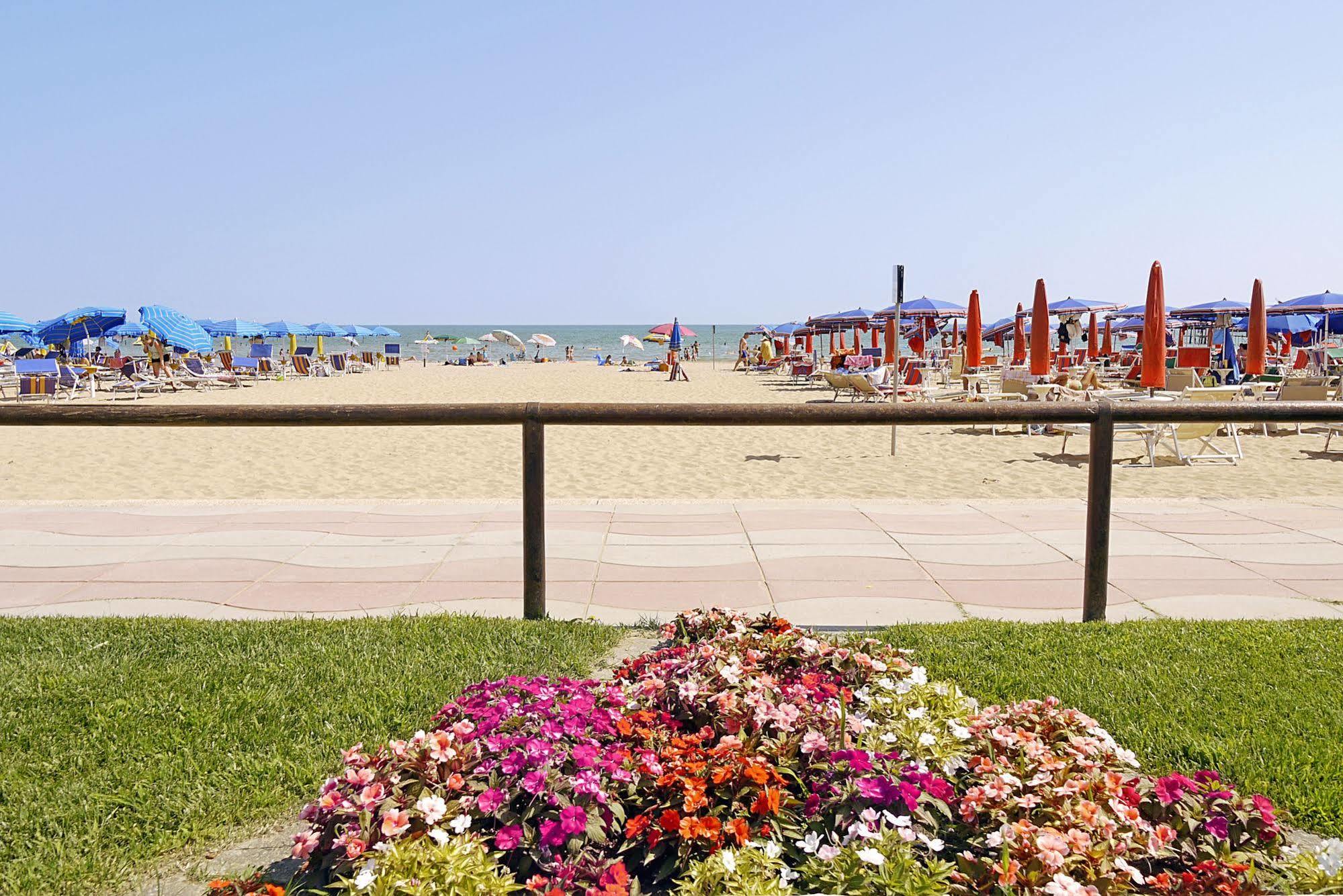 Hotel La Brezza Frontemare Lido di Jesolo Luaran gambar